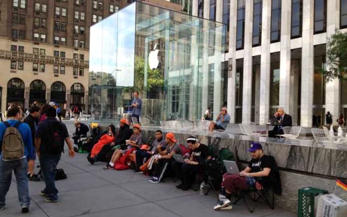 Coada formată în 2012 la iPhone 5, în faţa magazinului din New York FOTO Apple Insider