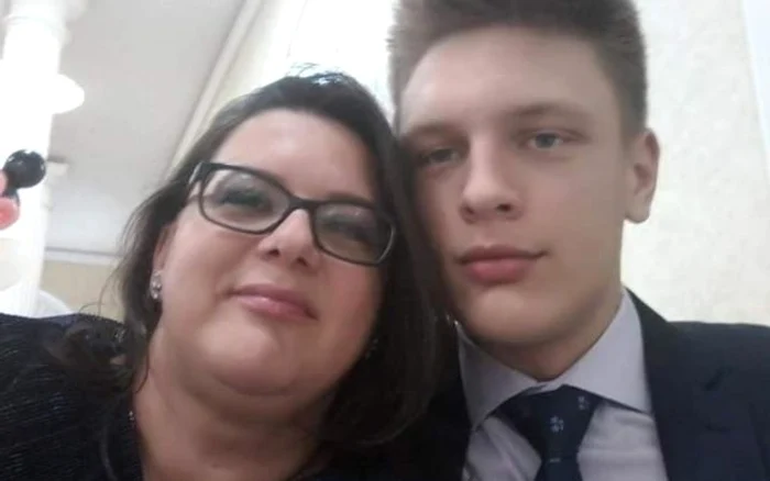 
    Mădălina Ivănescu, inspector de fizică în cadrul IŞJ Constanţa, și fiul ei au fost găsiți morți în casă vineri, 25 iuniefoto: arhiva personală  