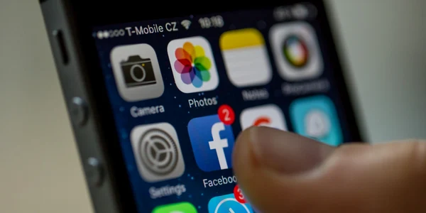 Smartphone Facebook Google Photos FOTO Shutterstock