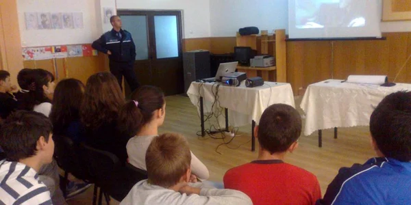 Poliţiştii în clase 