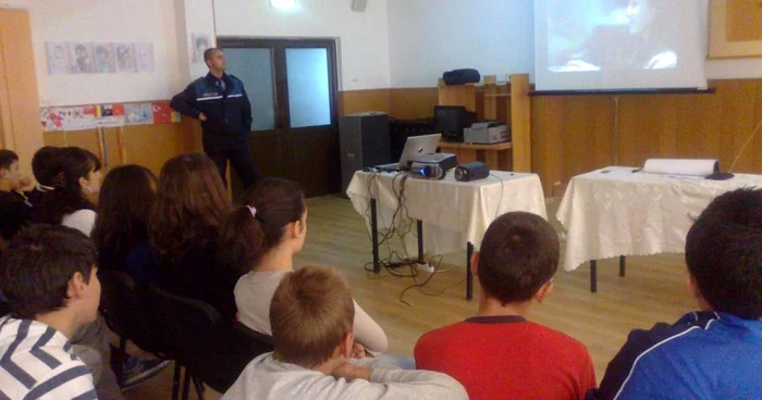 Poliţiştii în clase 