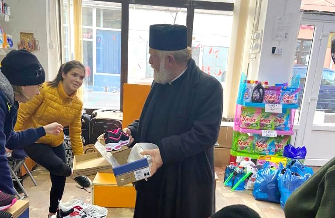 Asistaţi de preoţi şi de părinţi, copiii şi-au ales cele necesare FOTO Costiuc Petrică