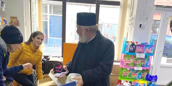 Asistaţi de preoţi şi părinţi copiii şi-au ales cele necesare FOTO Costiuc Petrică