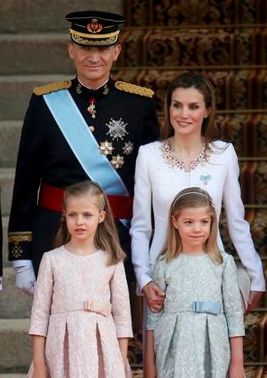 Regele Felipe, Letizia şi fetele lor, la ceremonia de încoronare