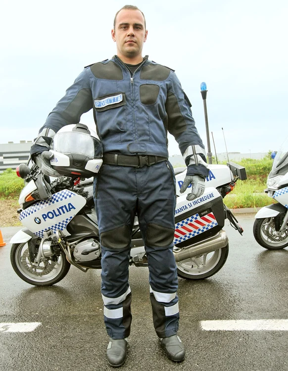 
    Paul Balaci este  unul dintre cei 60  de poliţişti  pe  motor, echipaţi  astfel (Fotografii: Dorin Constanda)  