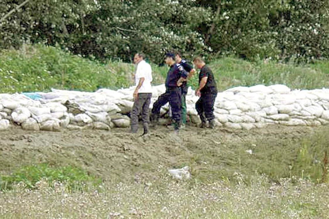 
    În satul Mălureni, judeţul Argeş, ş-a ridicat un dig  din 1.500 de saci de nisip  