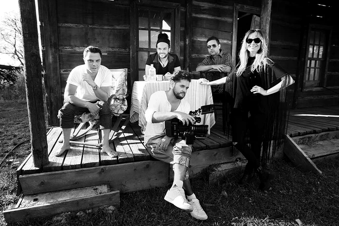 Markus Schultz (stânga) şi Laura Cosoi, pe platourile de filmare ale clipului