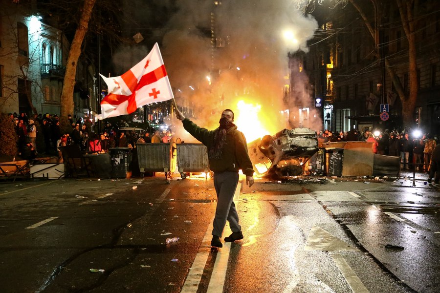 Guvernul din Georgia amenință BBC cu un proces. Reportajul privind folosirea unei arme chimice la proteste a iritat regimul de la Tbilisi