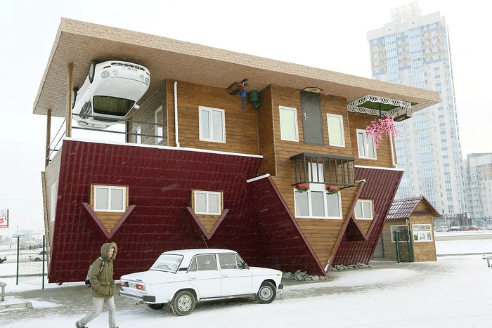 
    În casa asta, musafirii dorm pe tavan şi admiră mobila care stă să cadă peste ei. Moşul nu poate intra decât... prin podea  