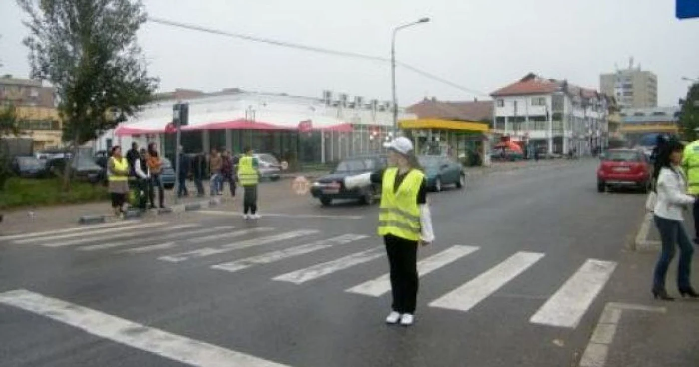 Elevii nu sunt în siguranţă când traversează drumul