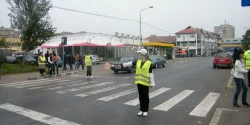 Elevii nu sunt în siguranţă când traversează drumul