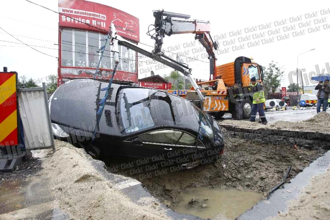 Omul de afaceri Cristi Iancu a intrat cu Mercedesul în groapă. (Foto: Marian Vilău)