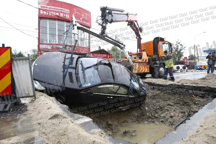 Omul de afaceri Cristi Iancu a intrat cu Mercedesul în groapă. (Foto: Marian Vilău)