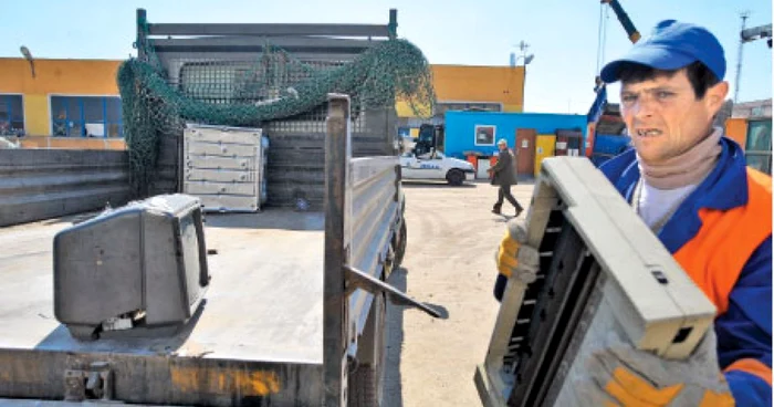 Lucrătorii de la salubritate s-au întors de la colectare cu remorcile aproape goale