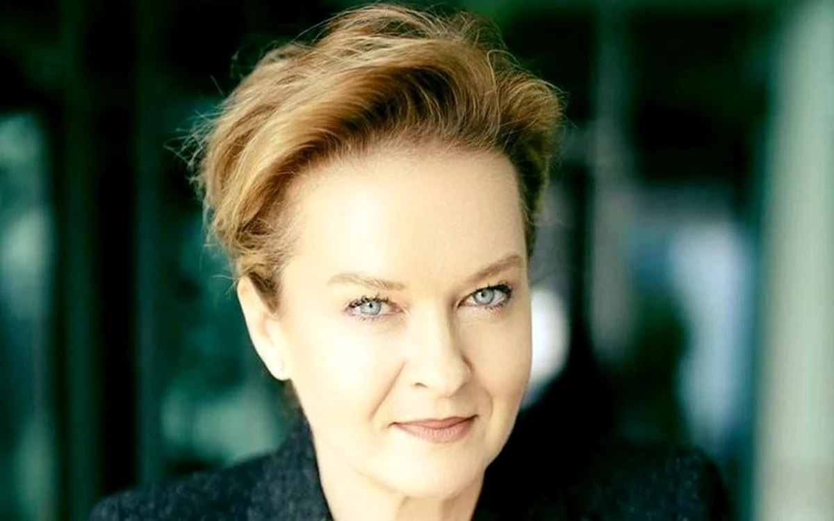 
    Mona Nicolici  