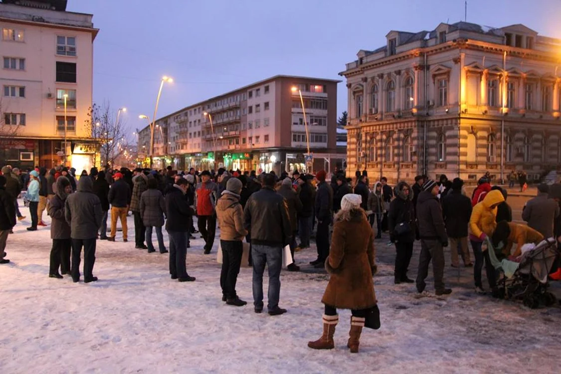 Protest, în Piaţa Tricolorului din Bacău, împotriva legii amnistiei şi graţierii FOTO Facebook Dorin Chirilescu