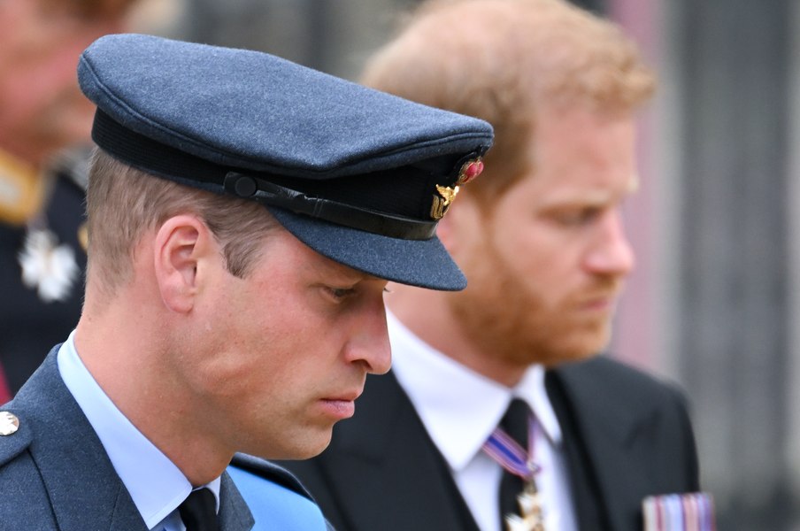 Harry îl acuză pe Prinţul William că a încheiat un acord secret cu un tabloid britanic. Un nou scandal în familia regală