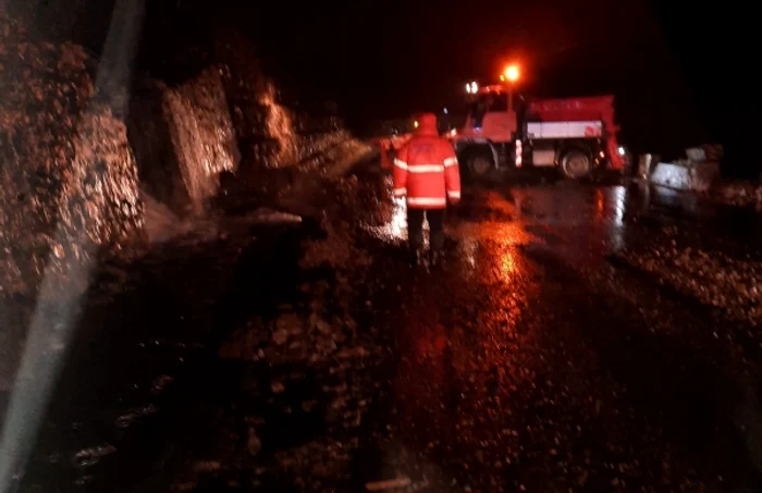 Aluviuni pe DN 7 - E 81 - Valea Oltului în judeţul Vâlcea - trafic rutier blocat total sau parţial mai bine de nouă ore Foto Adevărul