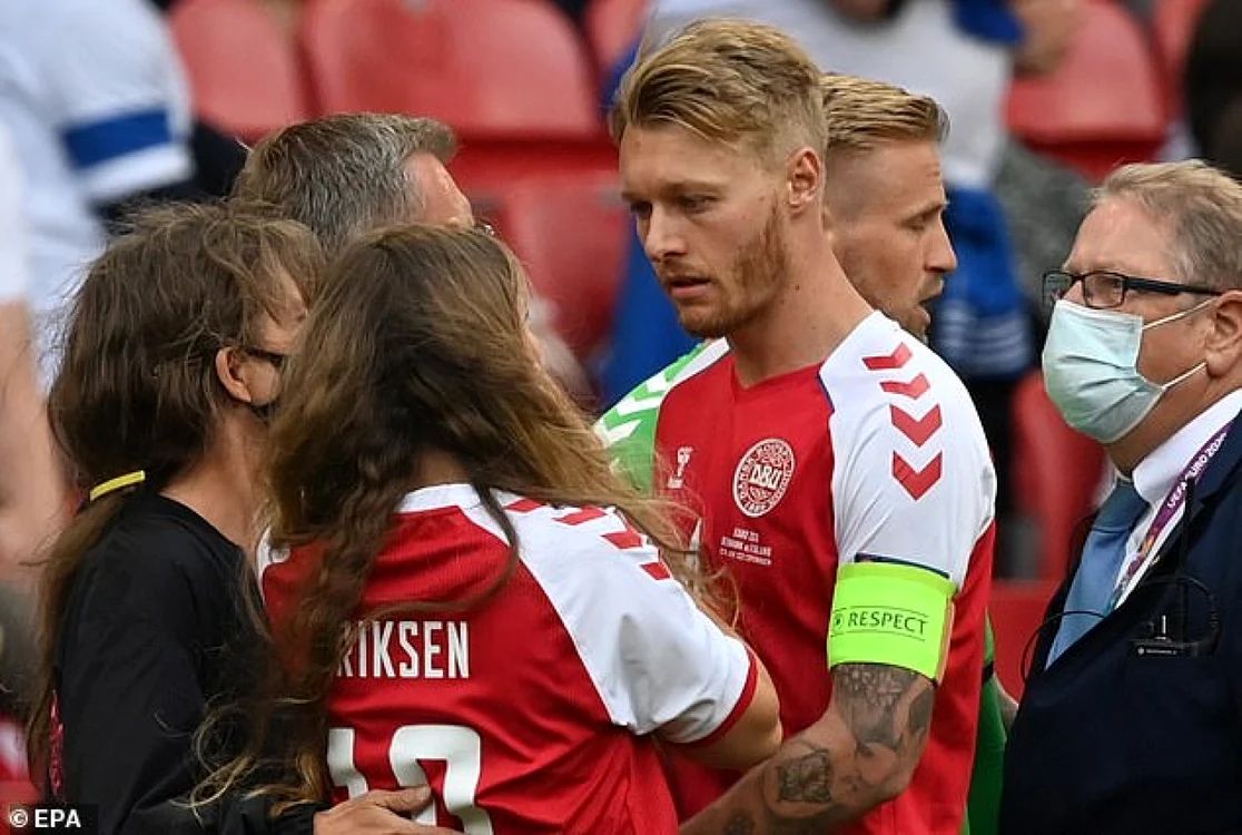 Căpitanul Simon Kjaer a calmat-o pe soţia lui Eriksen, care a coborât pe gazon