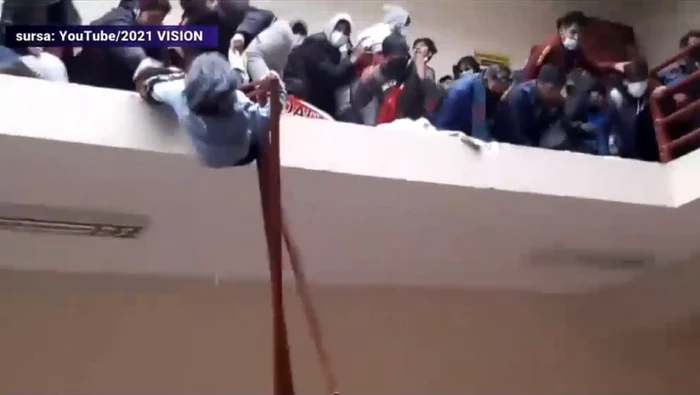 Balustrada s-a rupt din cauza înghesuielii, iar mai mulți studenți au căzut în gol de la etajul al treileaFoto: captură video