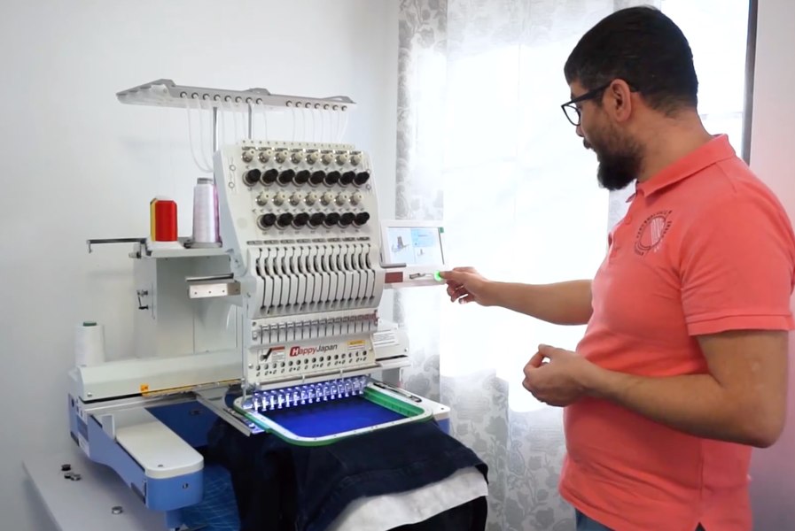 Afacerea inedită cu bani europeni a unui student la Agricultură: broderie personalizată VIDEO 