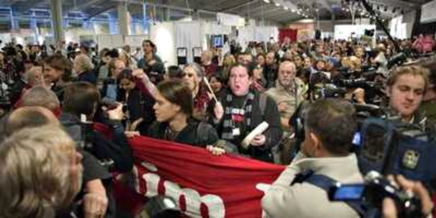 Aproximativ 100 de manifestanţi au fost arestaţi la Copenhaga