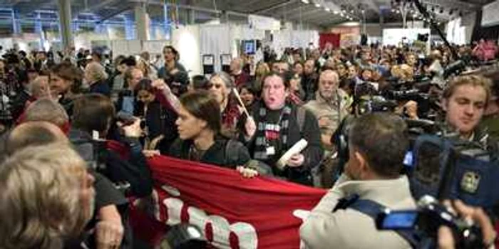 Aproximativ 100 de manifestanţi au fost arestaţi la Copenhaga