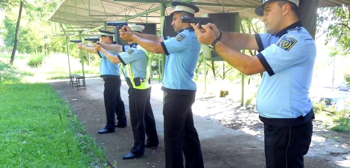 Pe langa testele clasice, politiştii din Reşiţa vor trebui să alerge, să facă abdomene şi flotări FOTO politialocalaresita.ro