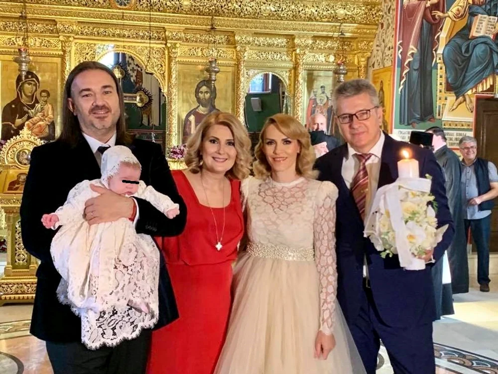 
    Alessandra Stoicescu și-a botezat fetița, iar nașa micuței a fost Gabriela Firea Foto: Facebook  