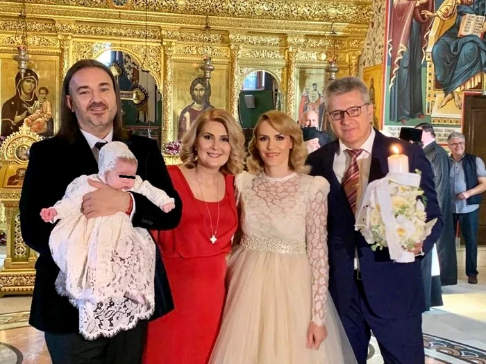 
    Alessandra Stoicescu și-a botezat fetița, iar nașa micuței a fost Gabriela Firea Foto: Facebook  