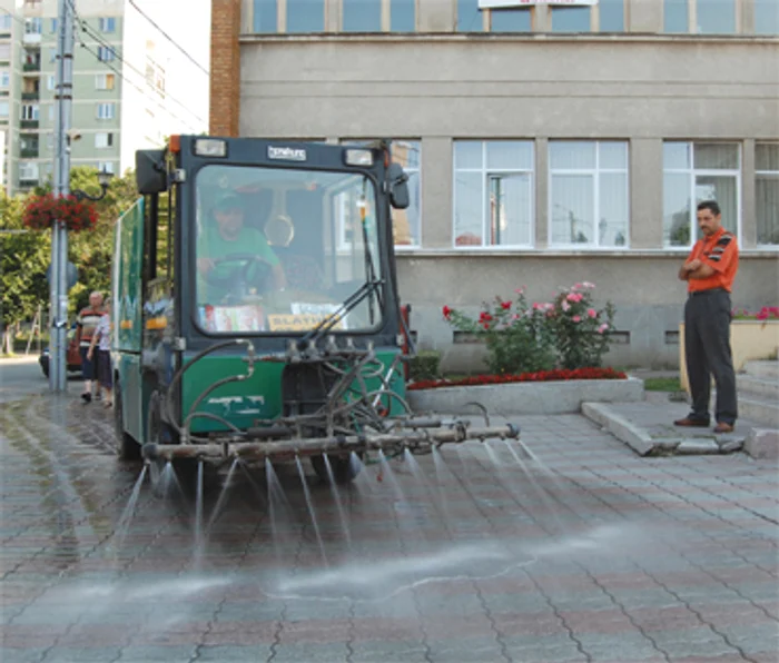 Trei maşinuţe stropitori, măsură anticaniculă