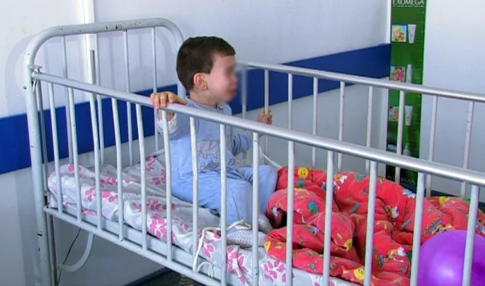 Copiii au fost găsiţi legaţi de cadrul pătuţurilor                                                            FOTO: Iulian Bunilă