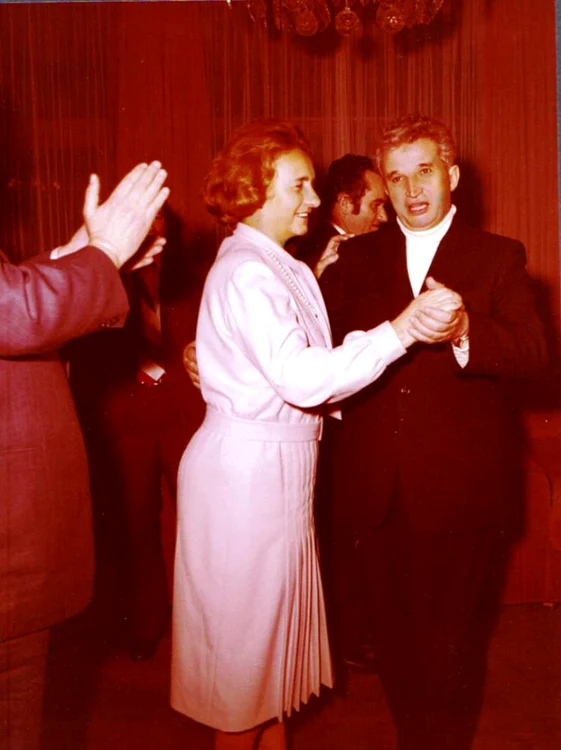 Nicolae Ceaușescu își invita soția, Elena Ceaușescu, la dans. Cel mai mult îi plăceau romanțele