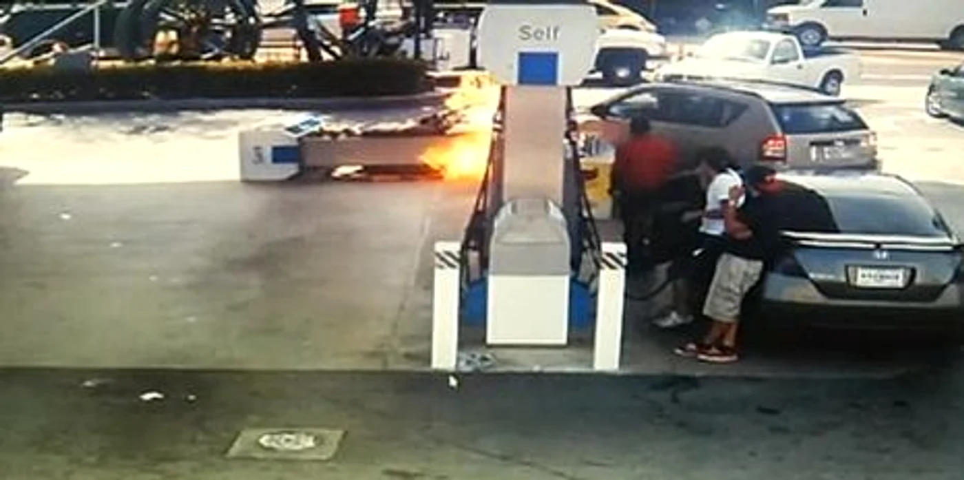 Femeia a provocat un incendiu într-o benzinărie