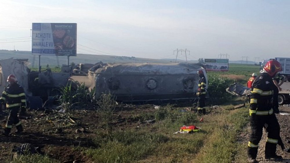 Accident nimicitor în Suceava. Doi copii și trei adulți au murit pe loc, după ce o cisternă și o mașină s-au ciocnit VIDEO