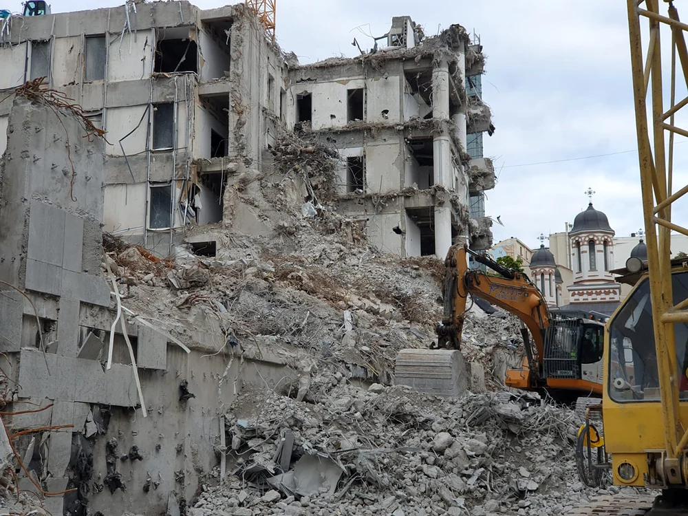 „Podiumul ” este demolat astfel încât fragmentele de clădire să cadă în curtea interioară 