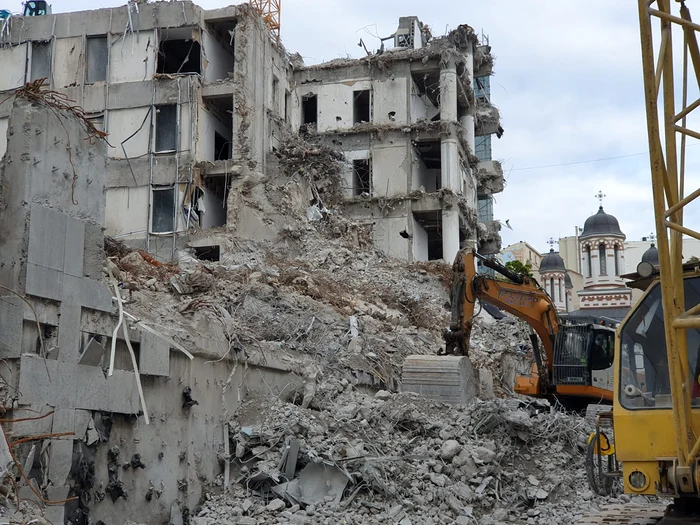 „Podiumul ” este demolat astfel încât fragmentele de clădire să cadă în curtea interioară 