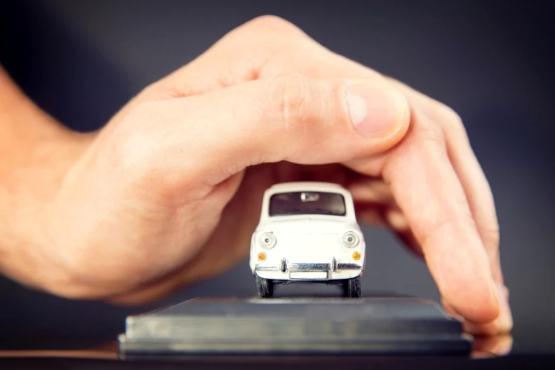 RCA-ul şpentru un şofer cu vârsta până la 25 de ani care are o maşină de peste 2.500 cmc poate ajunge la 3.087 de lei FOTO: Shutterstock