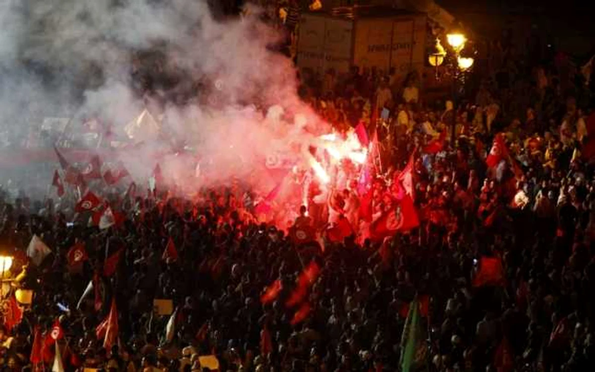 Tunisienii au cerut în repetate rânduri demisia guvernului, prin proteste de stradă. FOTO: Reuters