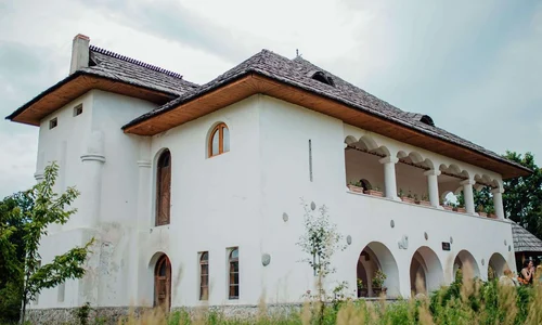 Cula Gheorghe Tătărăscu   o bijuterie arhitecturală a României jpeg