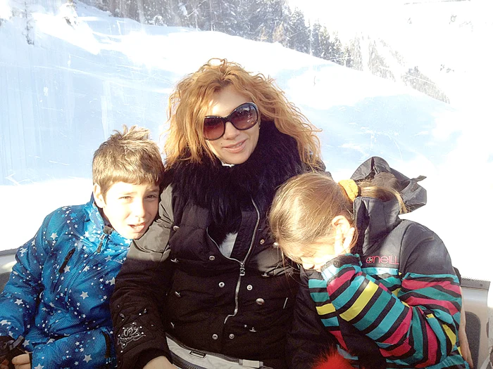 Mihaela Borcea, împreună cu gemenii Melissa şi Angelo au fost ieri să-l viziteze pe Cristi în arest