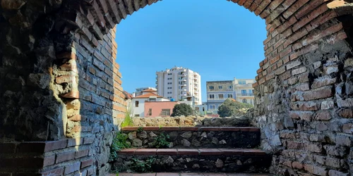 Priveliste din amfiteatrul roman situat in orasul Durres, Albania jpg