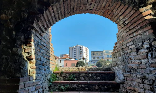 Priveliste din amfiteatrul roman situat in orasul Durres, Albania jpg