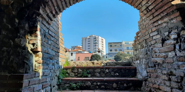 Priveliste din amfiteatrul roman situat in orasul Durres, Albania jpg