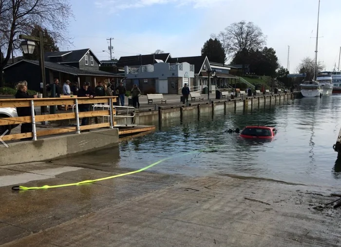 Abia a doua zi a fost scoasă mașina din lac, cu ajutorul autorităților