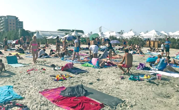 La Mamaia, turiştii au stat pe plajă până searaFoto: Mihai Ionescu