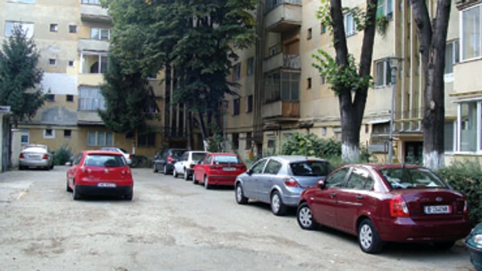 Arad: Parcare contra cost în faţa blocului