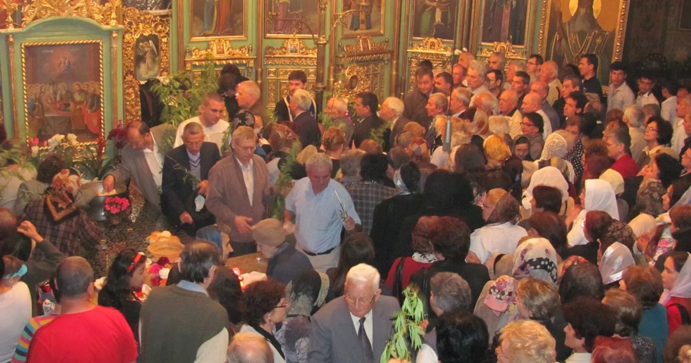 Sute de teleormăneni au participat la slujba de Florii de la Catedrala Sfântul Alexandru din Alexandria foto: Claudiu dumitrahe