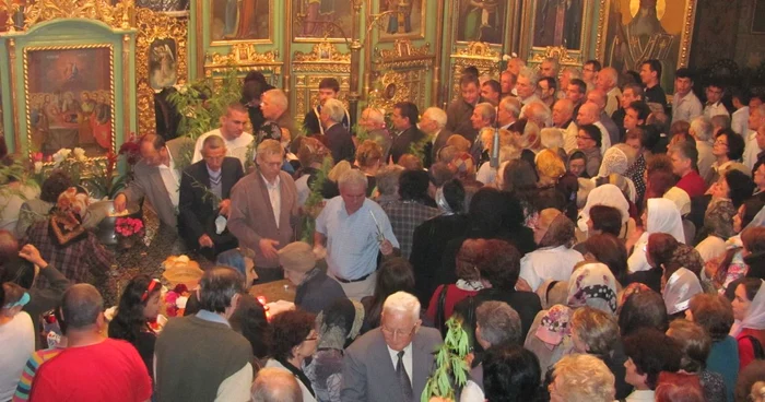 Sute de teleormăneni au participat la slujba de Florii de la Catedrala Sfântul Alexandru din Alexandria foto: Claudiu dumitrahe