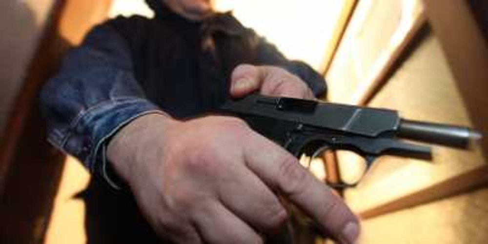 Un fost polițist s-a împuşcat în cap, într-un imobil din Sectorul 1 al Capitalei. Suferea de cancer